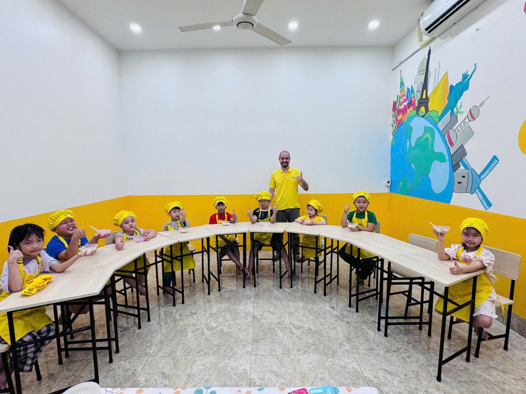 Cooking Show – Little Chefs tại VICLanguage Yên Lạc là hoạt động ngoại khóa đặc biệt giúp trẻ học tiếng Anh qua trải nghiệm thực tế, mang lại sự hứng thú và hiệu quả vượt trội so với phương pháp truyền thống.